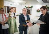 <ALT> Wręczenie nagród podczas Gali Konkursu na Najlepsze Ciasteczka "Cieszyńskiej Krainy"